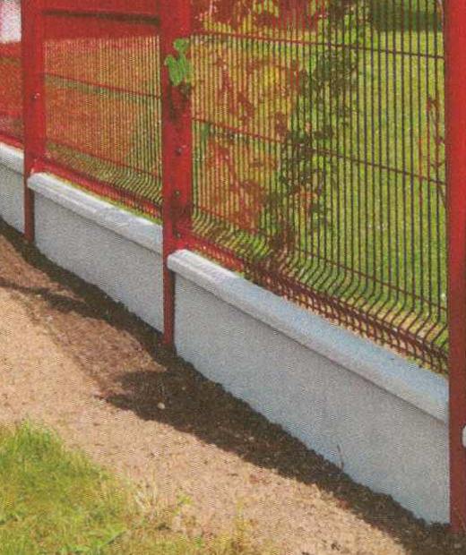 Dalles béton de soubassement avec 1/2 chaperon pour poteaux Dalles béton de soubassement avec 1/2 chaperon pour poteaux